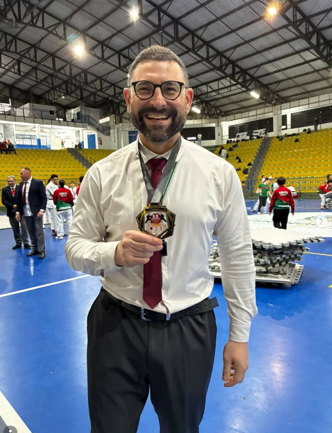 Sensei Lasie em uma cerimônia de premiação de karatê
