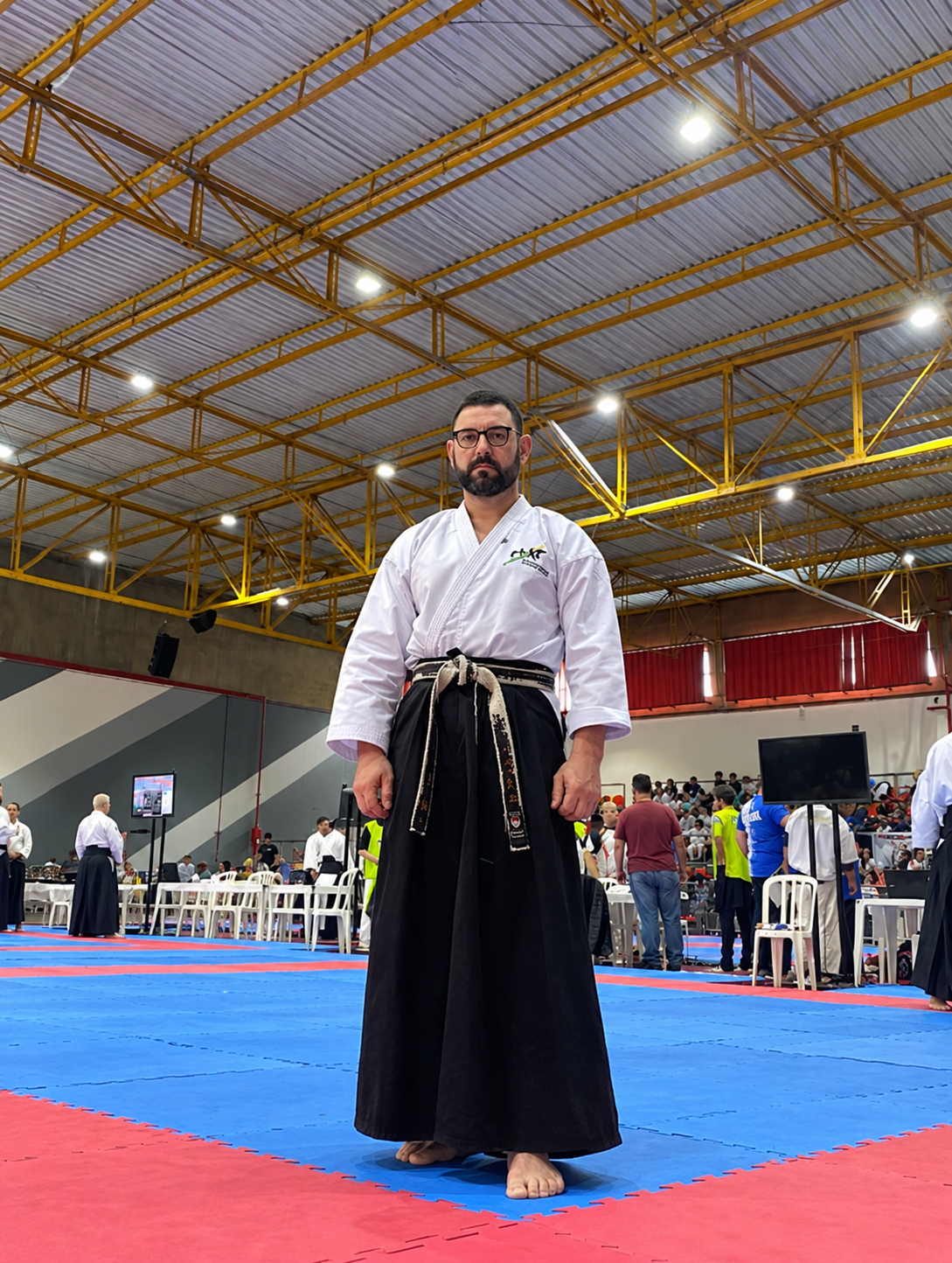 Sensei Lasie com uniforme de karatê em um campeonato
